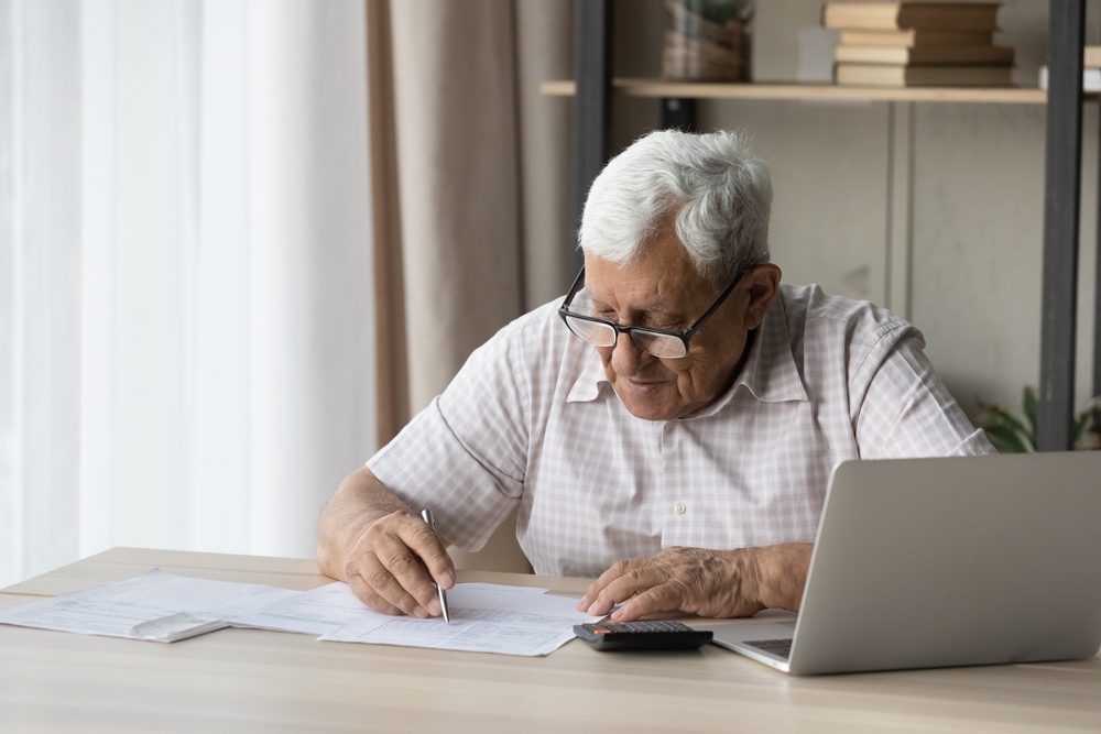 Consultar periódicamente el historial de cuotas en el Portal del Afiliado del IGSS permite comprobar si el patrono ha reportado y pagado correctamente las contribuciones del trabajador. (Foto, Prensa Libre: ShutterStock)