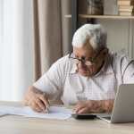 Consultar periódicamente el historial de cuotas en el Portal del Afiliado del IGSS permite comprobar si el patrono ha reportado y pagado correctamente las contribuciones del trabajador. (Foto, Prensa Libre: ShutterStock)