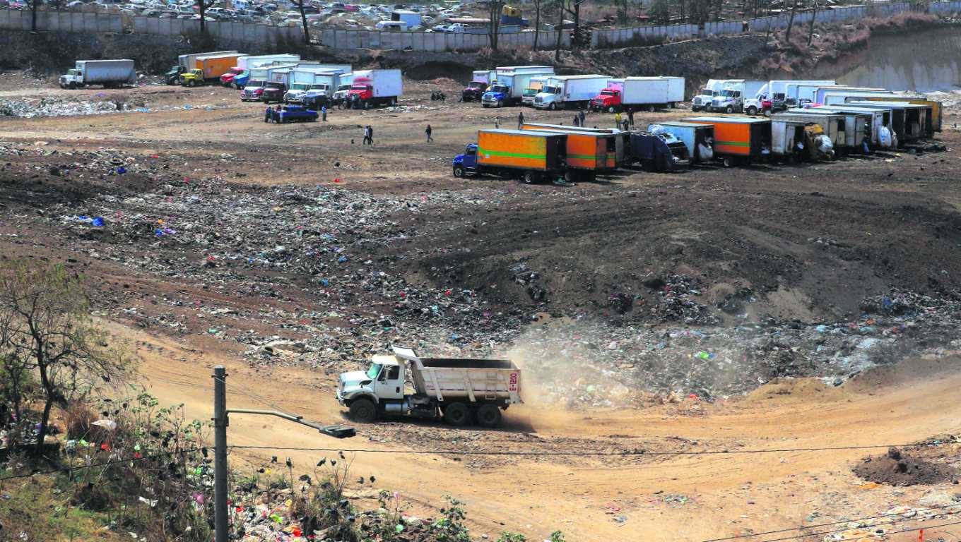 Camiones recolectores de basura parqueados dentro de uno de los espacios que tiene el vertedero, para descargar los desechos. Autoridades indicaron que el lunes pretenden reanudar labores para que esa terminal de desechos vuelva a funcionar.
Foto: Oscar Vásquez Mijangos
13/04/2024