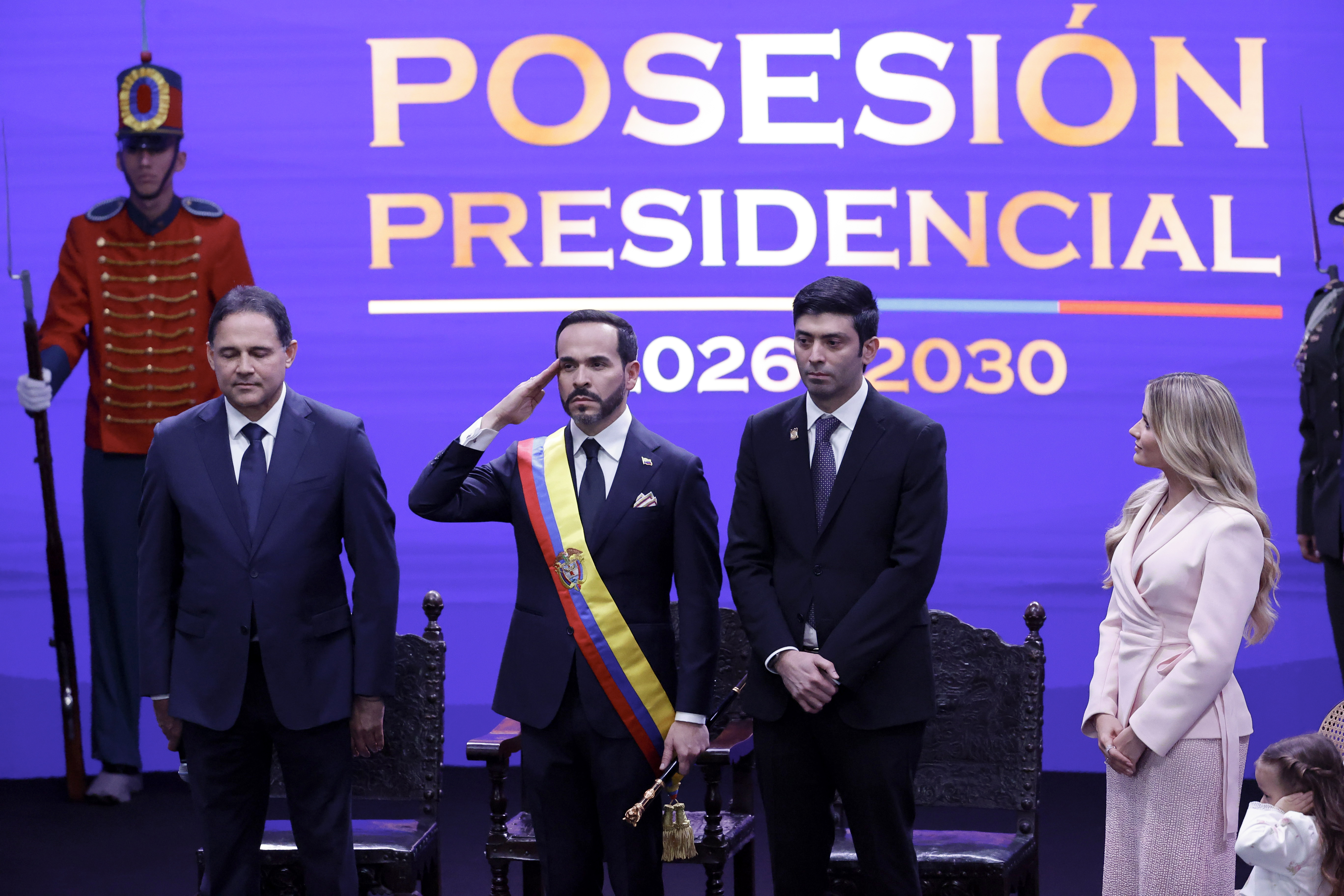 AME7017. CALI (COLOMBIA), 07/08/2026.- Abelardo de la Espriella (c) jura como presidente de Colombia para el periodo 2026-2030 este viernes en Cali (Colombia). "Juro a Dios y prometo al pueblo cumplir fielmente la Constitución y las leyes de Colombia", dijo De la Espriella al jurar ante el presidente del Congreso, Honorio Henríquez, quien acto seguido le impuso la banda presidencial. EFE/ Mauricio Dueñas Castañeda