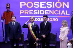AME7017. CALI (COLOMBIA), 07/08/2026.- Abelardo de la Espriella (c) jura como presidente de Colombia para el periodo 2026-2030 este viernes en Cali (Colombia). "Juro a Dios y prometo al pueblo cumplir fielmente la Constitución y las leyes de Colombia", dijo De la Espriella al jurar ante el presidente del Congreso, Honorio Henríquez, quien acto seguido le impuso la banda presidencial. EFE/ Mauricio Dueñas Castañeda