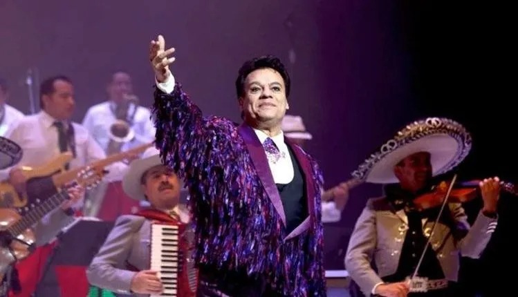 Juan Gabriel vendió millones de discos a lo largo de su carrera musical. El equipo Juárez lanzo una camisola conmemorativa y en homenaje al cantautor mexicano. (Foto Prensa Libre: Hemeroteca PL)