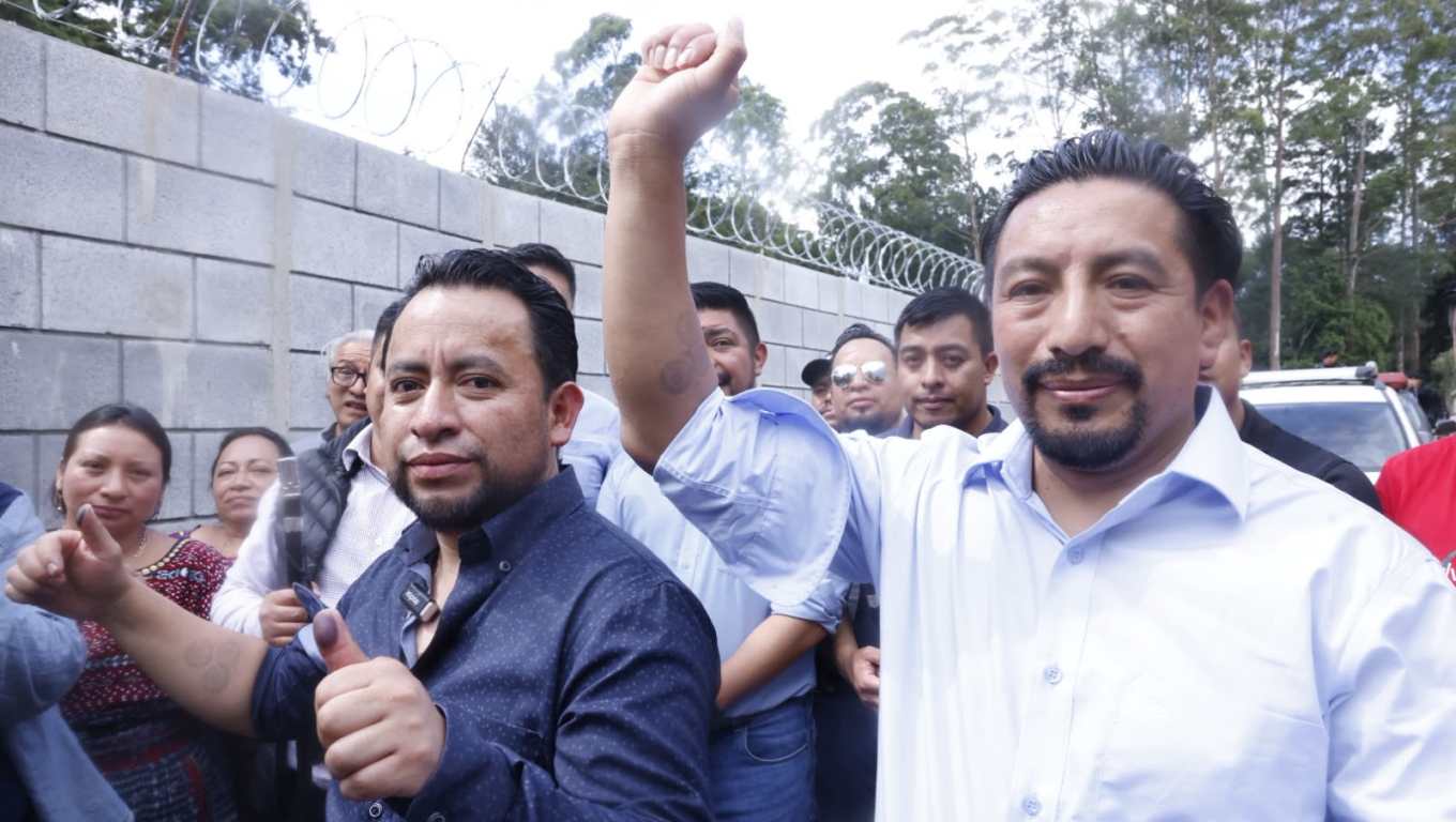 Luis Pacheco y Héctor Chaclán salen de la cárcel Mariscal Zavala luego de pagar una caución de Q160 mil cada uno y son recibidos por familiares y amigos. (Foto Prensa Libre: Javier González)