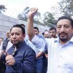 Luis Pacheco y Héctor Chaclán salen de la cárcel Mariscal Zavala luego de pagar una caución de Q160 mil cada uno y son recibidos por familiares y amigos. (Foto Prensa Libre: Javier González)