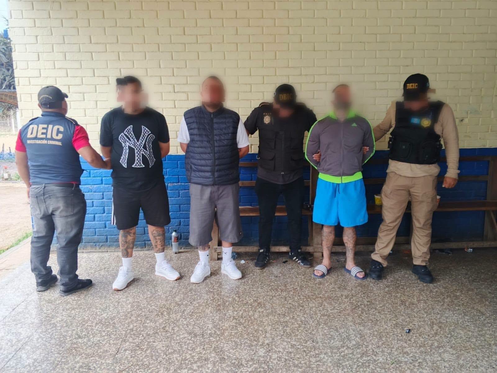 Agentes de la División Especializada en Investigación Criminal custodian a tres sindicados en el caso relacionado con los White Fence. (Foto Prensa Libre: PNC)