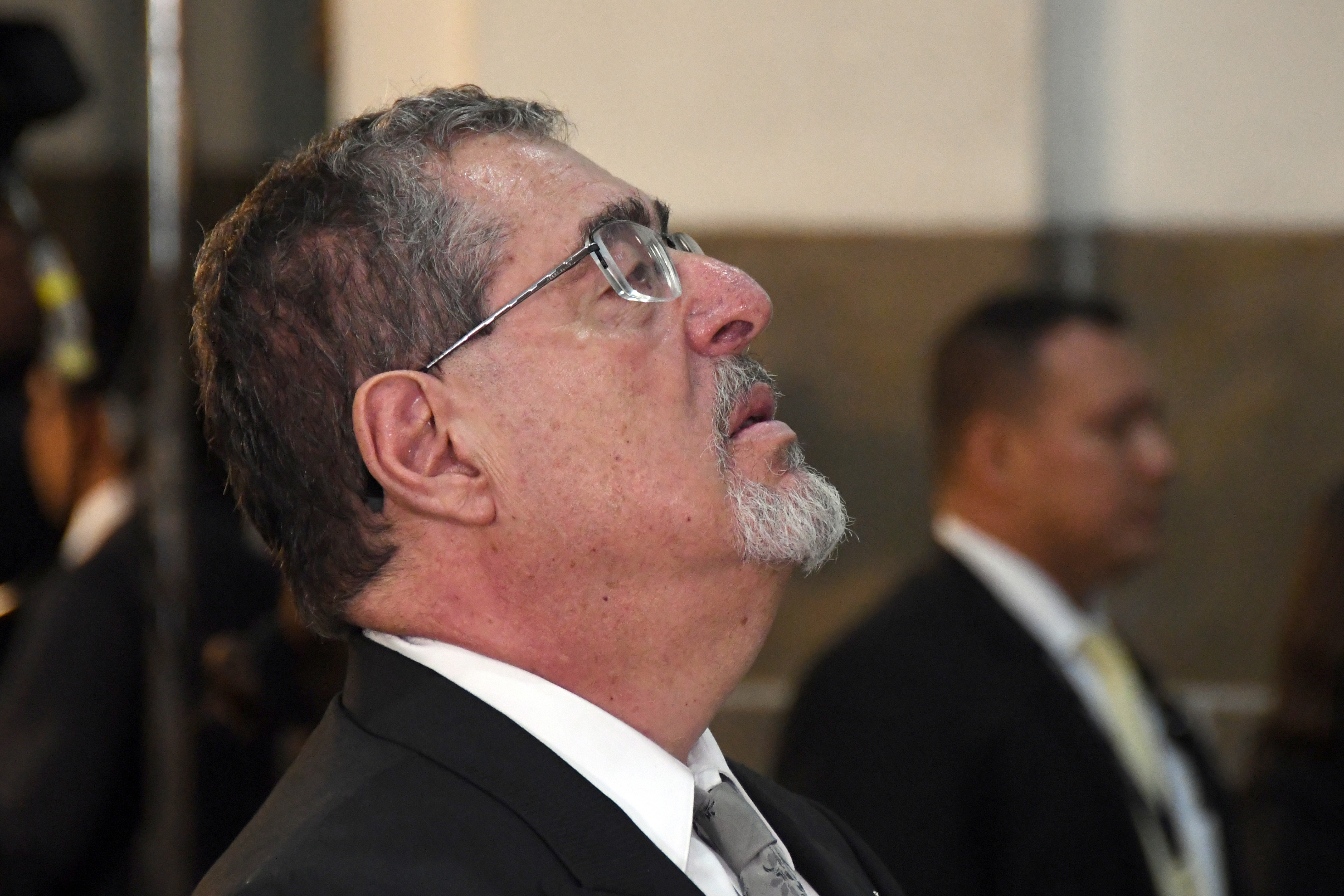 AME5469. CIUDAD DE GUATEMALA (GUATEMALA), 02/08/2026.- El presidente de Guatemala, Bernardo Arévalo de León, asiste a una misa oficiada por el secretario de Estado del Vaticano, el cardenal Pietro Parolin, como parte de una visita oficial en la que se celebró los 90 años de relación diplomática de la Santa Sede con Guatemala este domingo, en Ciudad de Guatemala (Guatemala). EFE/ Alex Cruz