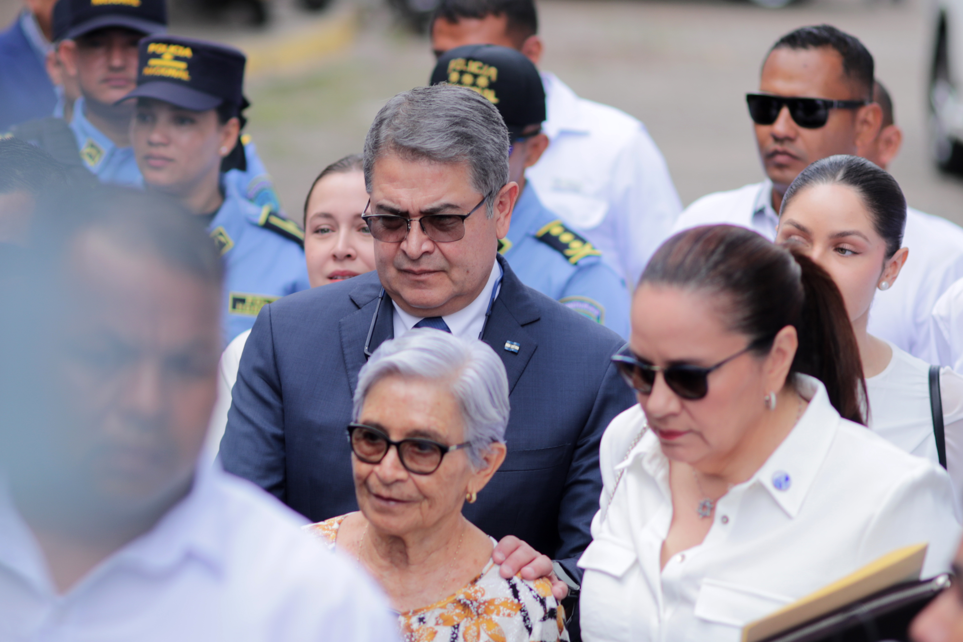 El expresidente de Honduras Juan Orlando Hernández acude ante un juez por un caso de presunto desvío de recursos estatales para financiar su campaña presidencial de 2013, días después de regresar al país tras ser indultado en EE.UU., donde cumplía una condena de 45 años de prisión por narcotráfico y delitos relacionados con el tráfico ilegal de armas. (Foto Prensa Libre: EFE/ Gustavo Amador). 