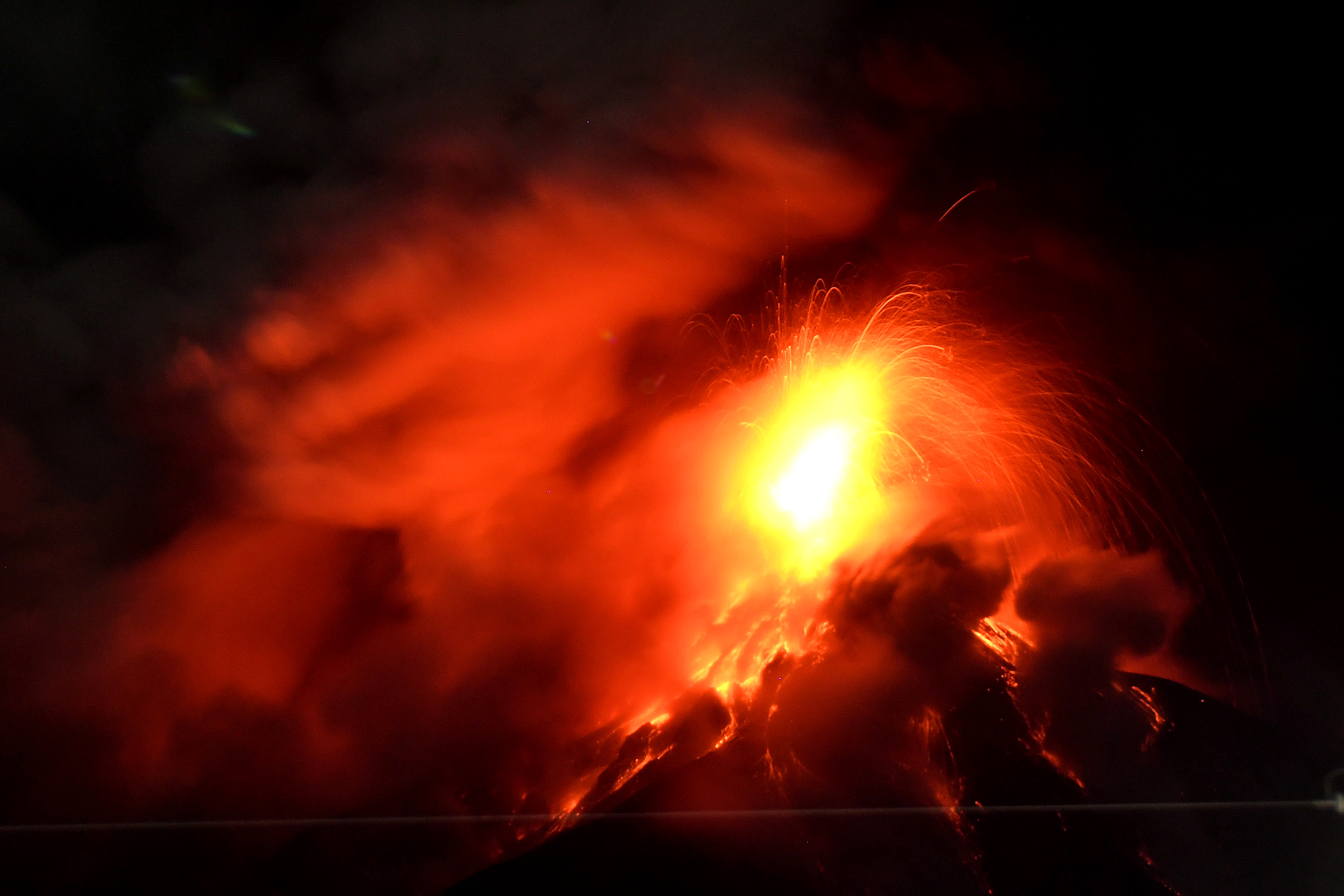 AME5821. ALOTENANGO (GUATEMALA), 04/08/2026.- Fotografía que muestra el volcán de Fuego en erupción este martes, en Alotenango a 65 kilometros al suroeste de Ciudad de Guatemala (Guatemala). La Coordinadora Nacional para la Reducción de Desastres (Conred) detalló que fueron evacuadas al menos dos aldeas, El Porvenir y Las Lajitas, que se encuentran en las faldas del coloso. EFE/ Alex Cruz