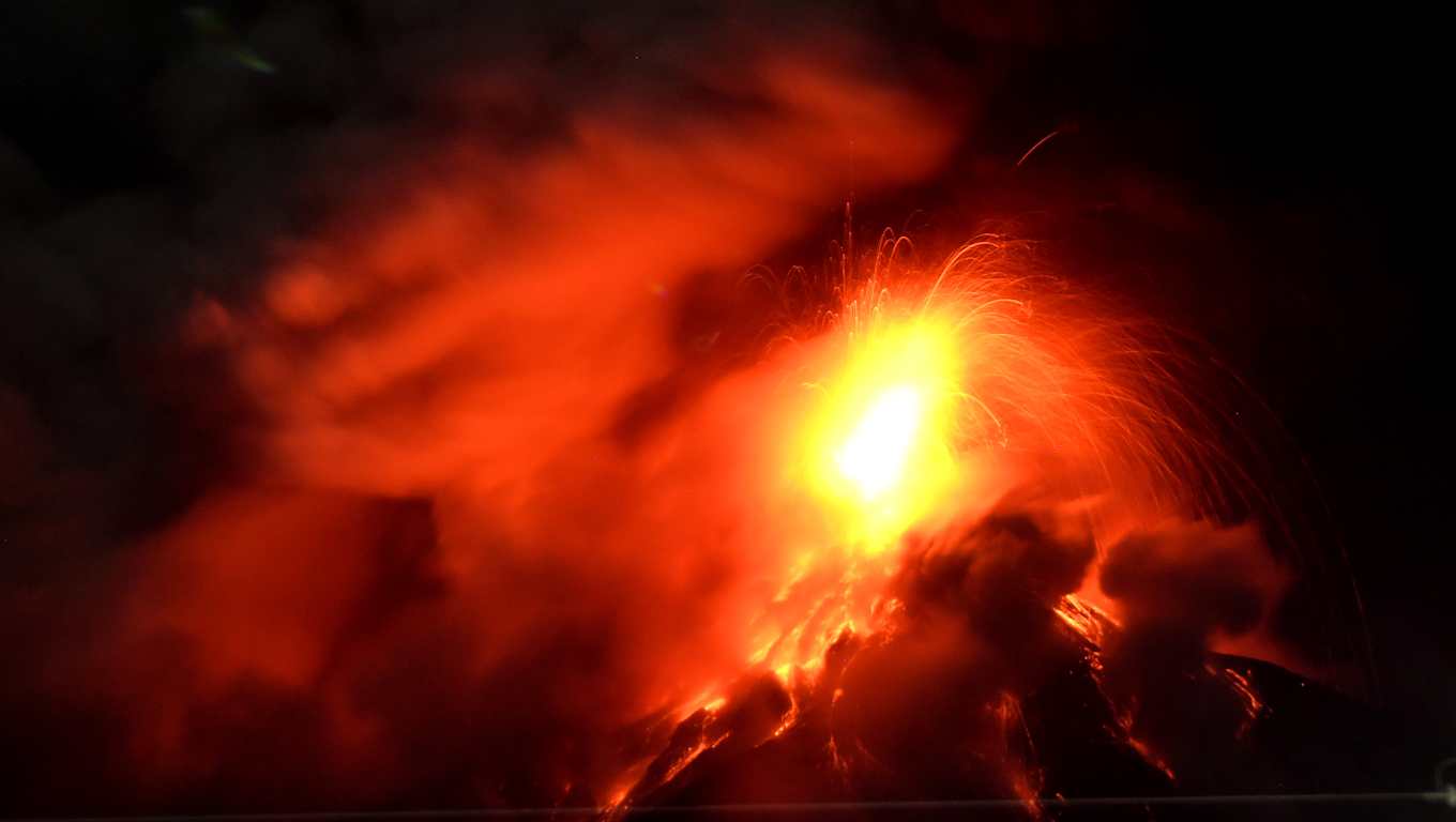 AME5821. ALOTENANGO (GUATEMALA), 04/08/2026.- Fotografía que muestra el volcán de Fuego en erupción este martes, en Alotenango a 65 kilometros al suroeste de Ciudad de Guatemala (Guatemala). La Coordinadora Nacional para la Reducción de Desastres (Conred) detalló que fueron evacuadas al menos dos aldeas, El Porvenir y Las Lajitas, que se encuentran en las faldas del coloso. EFE/ Alex Cruz