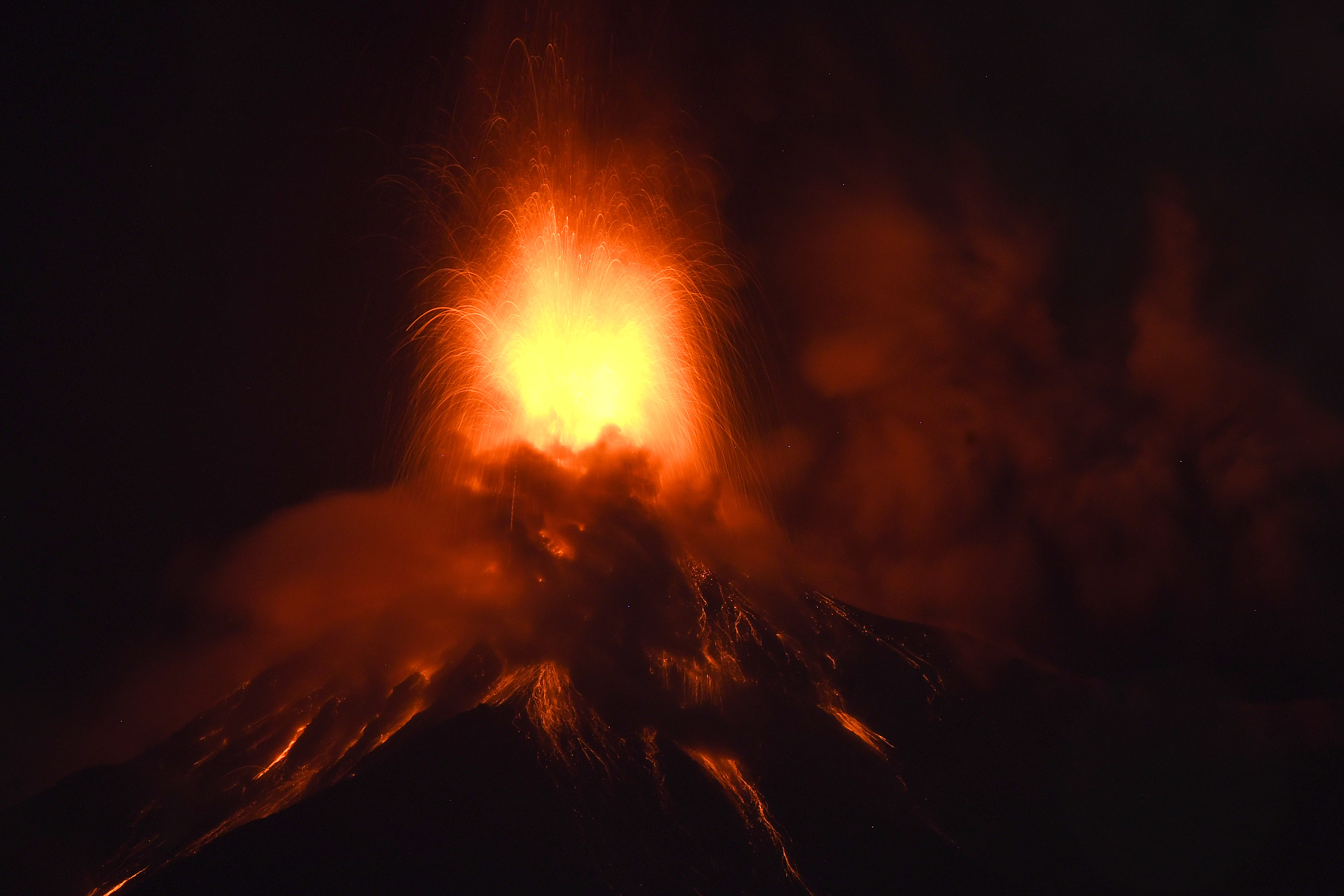 AME5821. ALOTENANGO (GUATEMALA), 04/08/2026.- Fotografía que muestra el volcán de Fuego en erupción este martes, en Alotenango a 65 kilometros al suroeste de Ciudad de Guatemala (Guatemala). La Coordinadora Nacional para la Reducción de Desastres (Conred) detalló que fueron evacuadas al menos dos aldeas, El Porvenir y Las Lajitas, que se encuentran en las faldas del coloso. EFE/ Alex Cruz