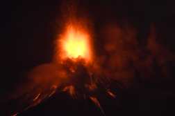AME5821. ALOTENANGO (GUATEMALA), 04/08/2026.- Fotografía que muestra el volcán de Fuego en erupción este martes, en Alotenango a 65 kilometros al suroeste de Ciudad de Guatemala (Guatemala). La Coordinadora Nacional para la Reducción de Desastres (Conred) detalló que fueron evacuadas al menos dos aldeas, El Porvenir y Las Lajitas, que se encuentran en las faldas del coloso. EFE/ Alex Cruz