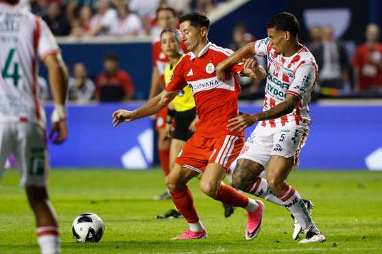 AME6707. BRIDGEVIEW (ESTADOS UNIDOS), 06/08/2026.- Robert Lewandowski (c) de Chicago Fire disputa el balón con Kaiky Naves de Necaxa este jueves, en un partido de la Leagues Cup entre Chicago Fire y Necaxa, en el estadio SeatGeek, en Bridgeview (Estados Unidos). EFE/ Kamil Krzaczynski