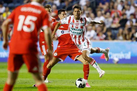 AME6706. BRIDGEVIEW (ESTADOS UNIDOS), 06/08/2026.- Robert Lewandowski (c) de Chicago Fire disputa el balón con Mauro Zaleta de Necaxa este jueves, en un partido de la Leagues Cup entre Chicago Fire y Necaxa, en el estadio SeatGeek, en Bridgeview (Estados Unidos). EFE/ Kamil Krzaczynski