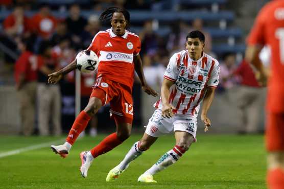 AME6704. BRIDGEVIEW (ESTADOS UNIDOS), 06/08/2026.- Puso Dithejane (i) de Chicago Fire disputa el balón con Raúl Martínez de Necaxa este jueves, en un partido de la Leagues Cup entre Chicago Fire y Necaxa, en el estadio SeatGeek, en Bridgeview (Estados Unidos). EFE/ Kamil Krzaczynski