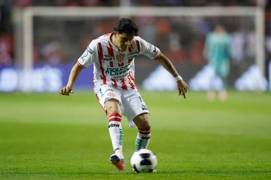 AME6705. BRIDGEVIEW (ESTADOS UNIDOS), 06/08/2026.- Owen González de Necaxa controla el balón este jueves, en un partido de la Leagues Cup entre Chicago Fire y Necaxa, en el estadio SeatGeek, en Bridgeview (Estados Unidos). EFE/ Kamil Krzaczynski