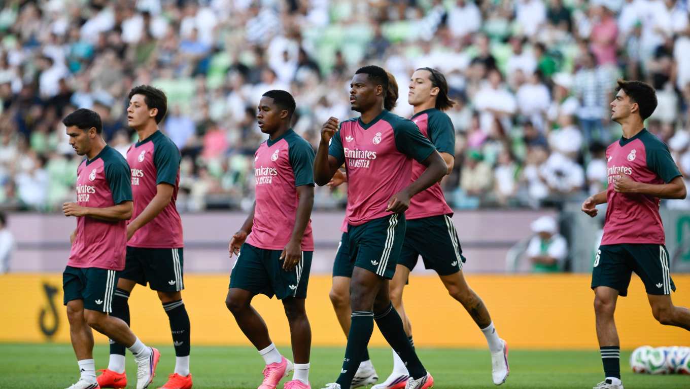 BUDAPEST (Hungary), 08/08/2026.- Players of Real Madrid warm up ahead of the friendly soccer match between Ferencvaros TC and Real Madrid in Budapest, Hungary, 08 August 2026. (Futbol, Amistoso, Hungría) EFE/EPA/Boglarka Bodnar HUNGARY OUT