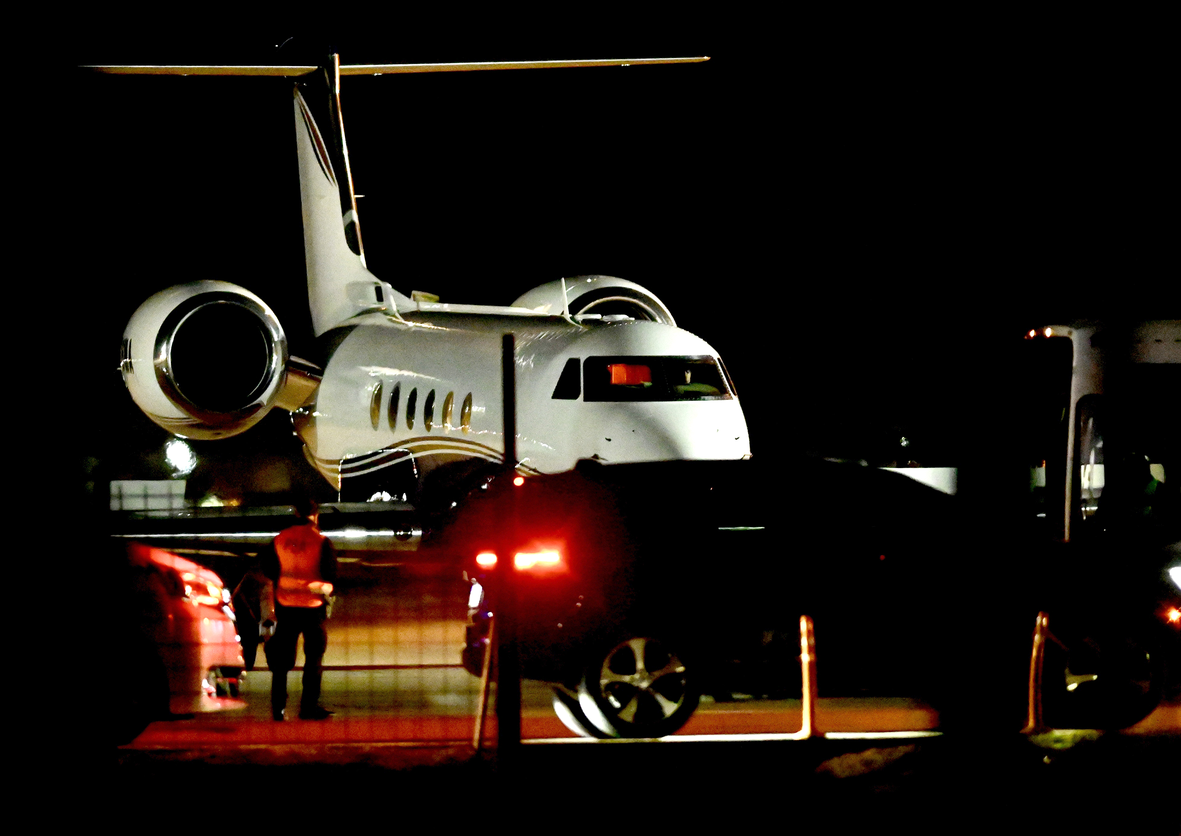 AME7287. ROSARIO (ARGENTINA), 08/08/2026.- Fotografía que muestra un avión en el que Lionel Messi arribó este sábado a la ciudad de Rosario, para participar junto a su familia de la despedida de su padre, Jorge Messi, fallecido durante las primeras horas del día en una clínica donde había sido ingresado por las derivaciones de una larga enfermedad, en Rosario (Argetina). EFE/ STR
