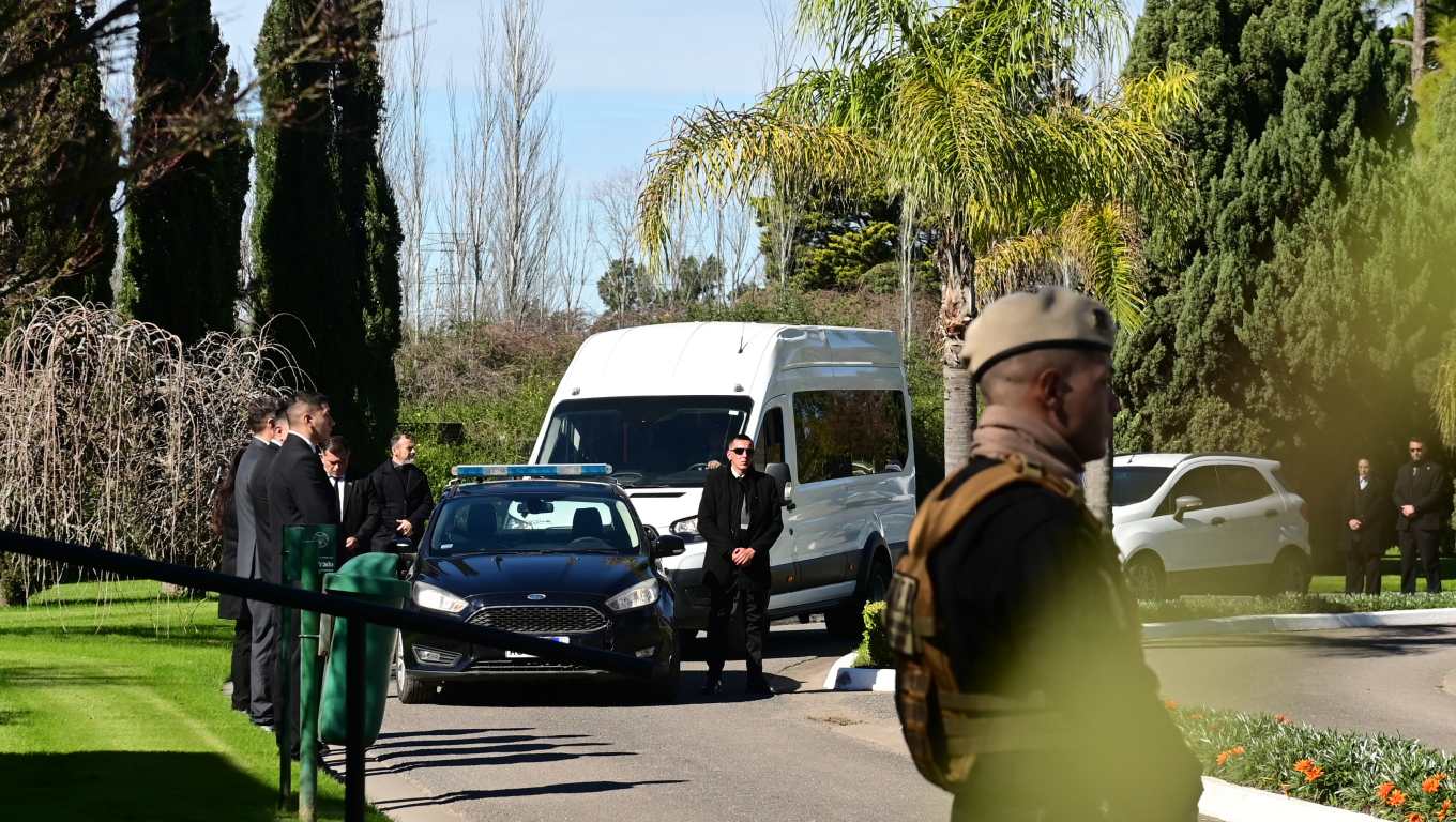 AME7398. ROSARIO (ARGENTINA), 09/08/2026.- Integrantes del operativo de seguridad esperan para escoltar a familiares de Jorge Messi en el cementerio privado El Prado este domingo en Rosario (Argentina). Lionel Messi y su familia despidieron a su padre Jorge Messi, fallecido a los 68 años, en el cementerio privado El Prado, ubicado en las afueras de la ciudad argentina de Rosario (provincia de Santa Fe), en una ceremonia íntima rodeada de un operativo de seguridad. EFE/ STR