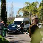 AME7398. ROSARIO (ARGENTINA), 09/08/2026.- Integrantes del operativo de seguridad esperan para escoltar a familiares de Jorge Messi en el cementerio privado El Prado este domingo en Rosario (Argentina). Lionel Messi y su familia despidieron a su padre Jorge Messi, fallecido a los 68 años, en el cementerio privado El Prado, ubicado en las afueras de la ciudad argentina de Rosario (provincia de Santa Fe), en una ceremonia íntima rodeada de un operativo de seguridad. EFE/ STR