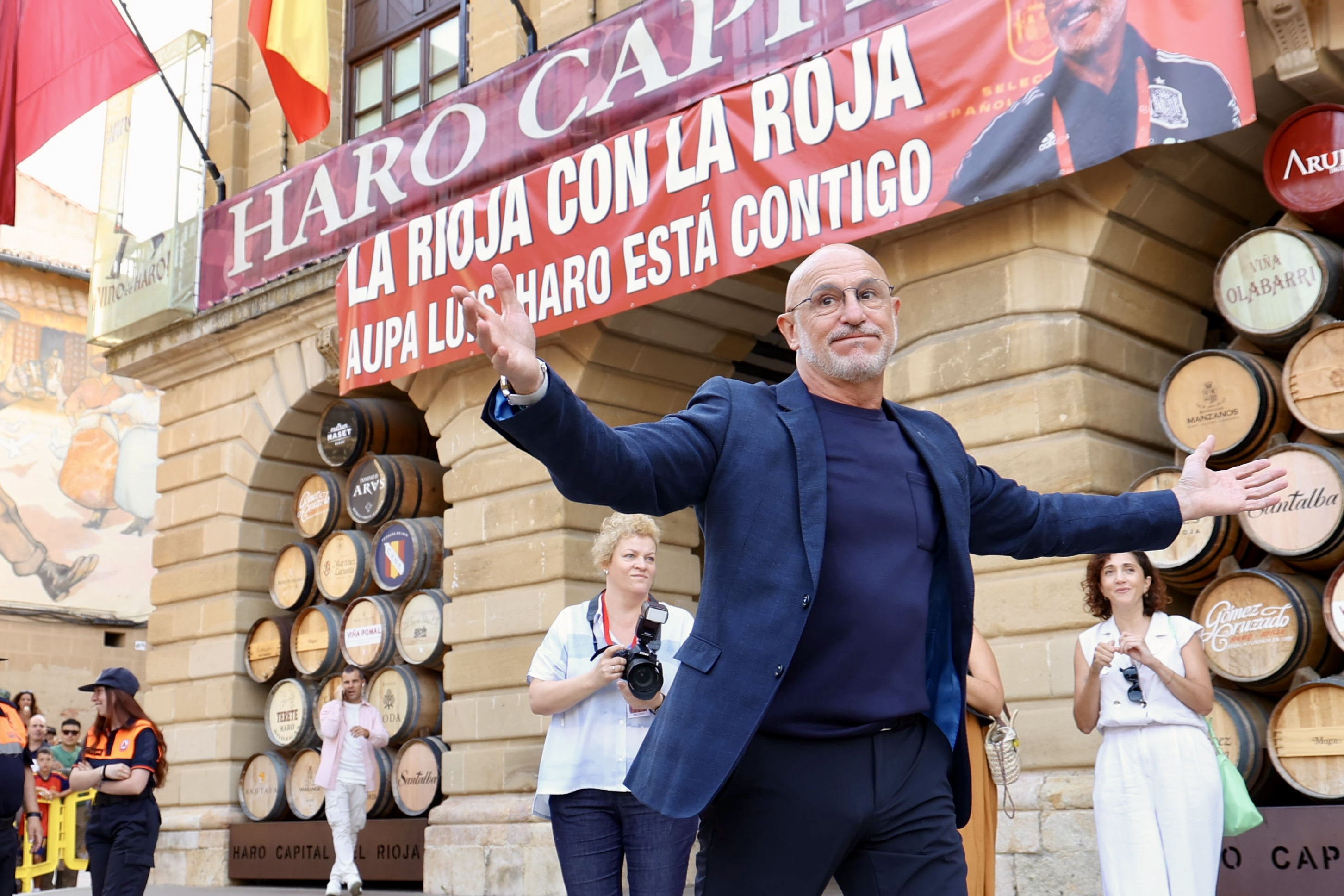 FOTODELDIA HARO (La Rioja) 09/08/2026.-El Ayuntamiento de Haro rinde homenaje institucional al jarrero Luis de la Fuente, reciente campeón del mundo al frente de la selección española, este domingo en la localidad riojana de Haro.-EFE/Raquel Manzanares