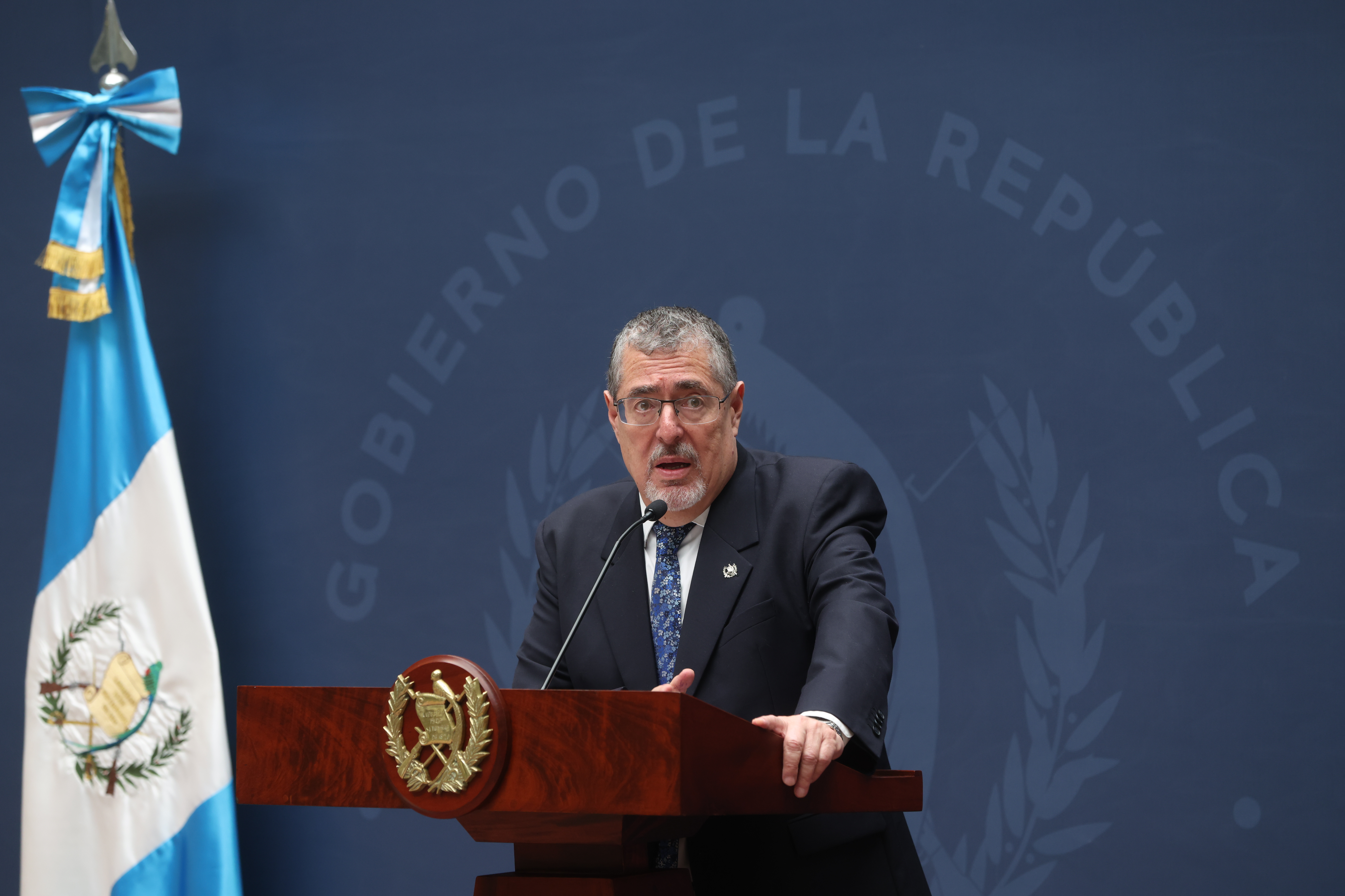AME7816. CIUDAD DE GUATEMALA (GUATEMALA), 10/08/2026.- El presidente de Guatemala, Bernardo Arévalo de León, habla durante una rueda de prensa este lunes, en el Palacio Nacional de la Cultura, en Ciudad de Guatemala (Guatemala). Arévalo de León, expresó su preocupación por el terremoto de magnitud 7,4 que se registró en Colombia y ofreció su apoyo al país suramericano. EFE/ Mariano Macz