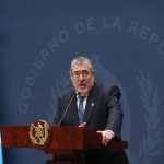 AME7816. CIUDAD DE GUATEMALA (GUATEMALA), 10/08/2026.- El presidente de Guatemala, Bernardo Arévalo de León, habla durante una rueda de prensa este lunes, en el Palacio Nacional de la Cultura, en Ciudad de Guatemala (Guatemala). Arévalo de León, expresó su preocupación por el terremoto de magnitud 7,4 que se registró en Colombia y ofreció su apoyo al país suramericano. EFE/ Mariano Macz