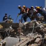FOTODELDÍA AME7690. CALI (COLOMBIA), 10/08/2026.- Personas trabajan en labores de rescate en una edificación colapsada por el terremoto de magnitud 7,4 que sacudió al país este lunes, en Cali (Colombia). EFE/ Ernesto Guzmán Jr