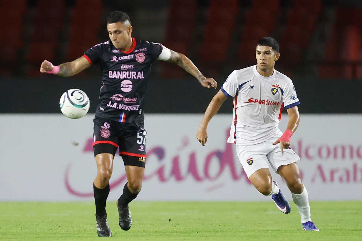 AME8208. CIUDAD DE PANAMÁ (PANAMÁ), 11/08/2026.- Daivis Murillo (d) de Plaza Amador disputa el balón con Jorge Aparicio de Xelajú este martes, en un partido de la Copa Centroamericana Concacaf entre Plaza Amador y Xelajú en el estadio Rommel Fernández de Ciudad de Panamá (Panamá). EFE/ Bienvenido Velasco