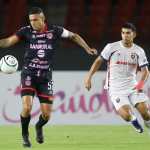 AME8208. CIUDAD DE PANAMÁ (PANAMÁ), 11/08/2026.- Daivis Murillo (d) de Plaza Amador disputa el balón con Jorge Aparicio de Xelajú este martes, en un partido de la Copa Centroamericana Concacaf entre Plaza Amador y Xelajú en el estadio Rommel Fernández de Ciudad de Panamá (Panamá). EFE/ Bienvenido Velasco