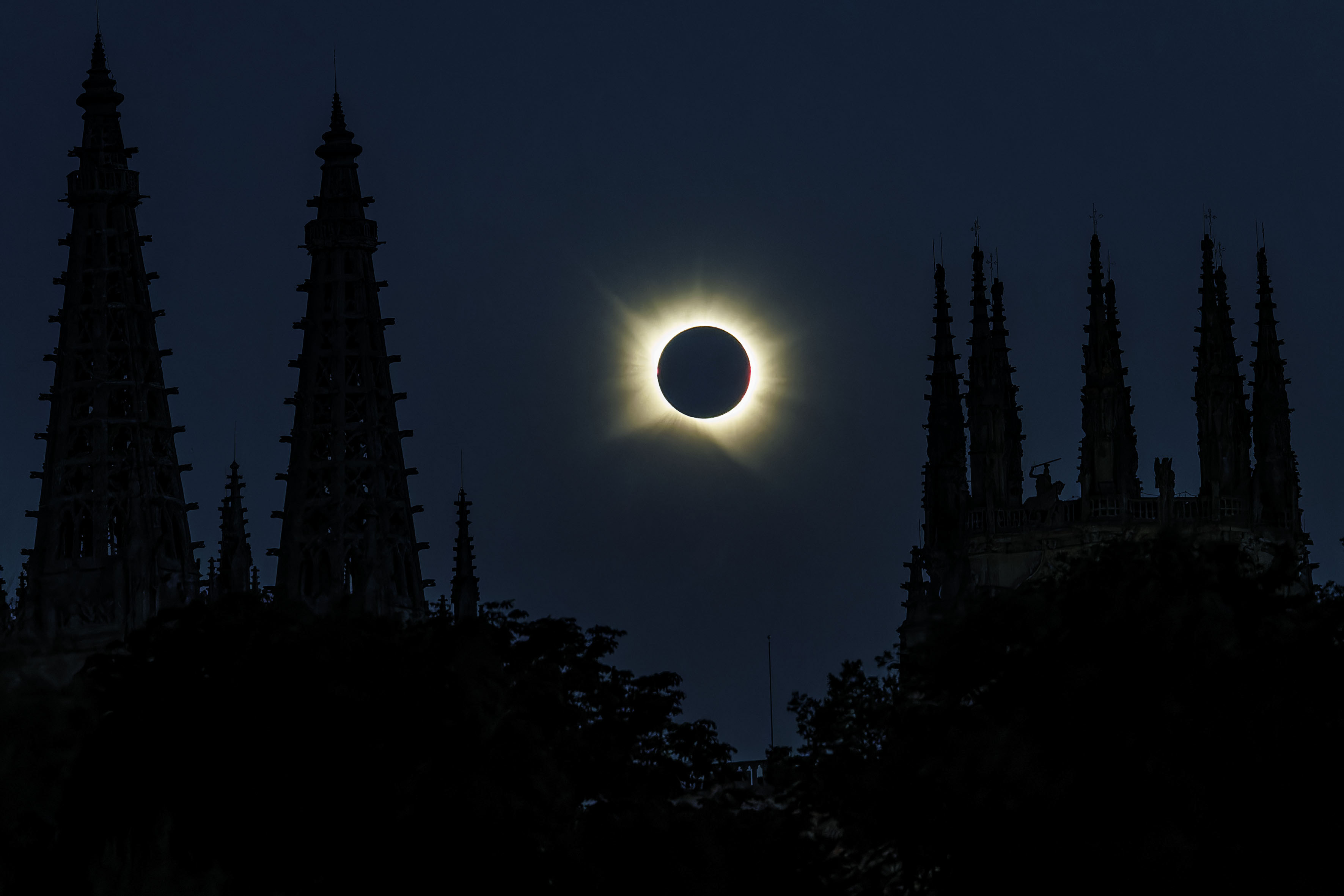 BURGOS, 12/08/2026.- Vista del eclipse total de sol este miércoles en Burgos. EFE/Santi Otero