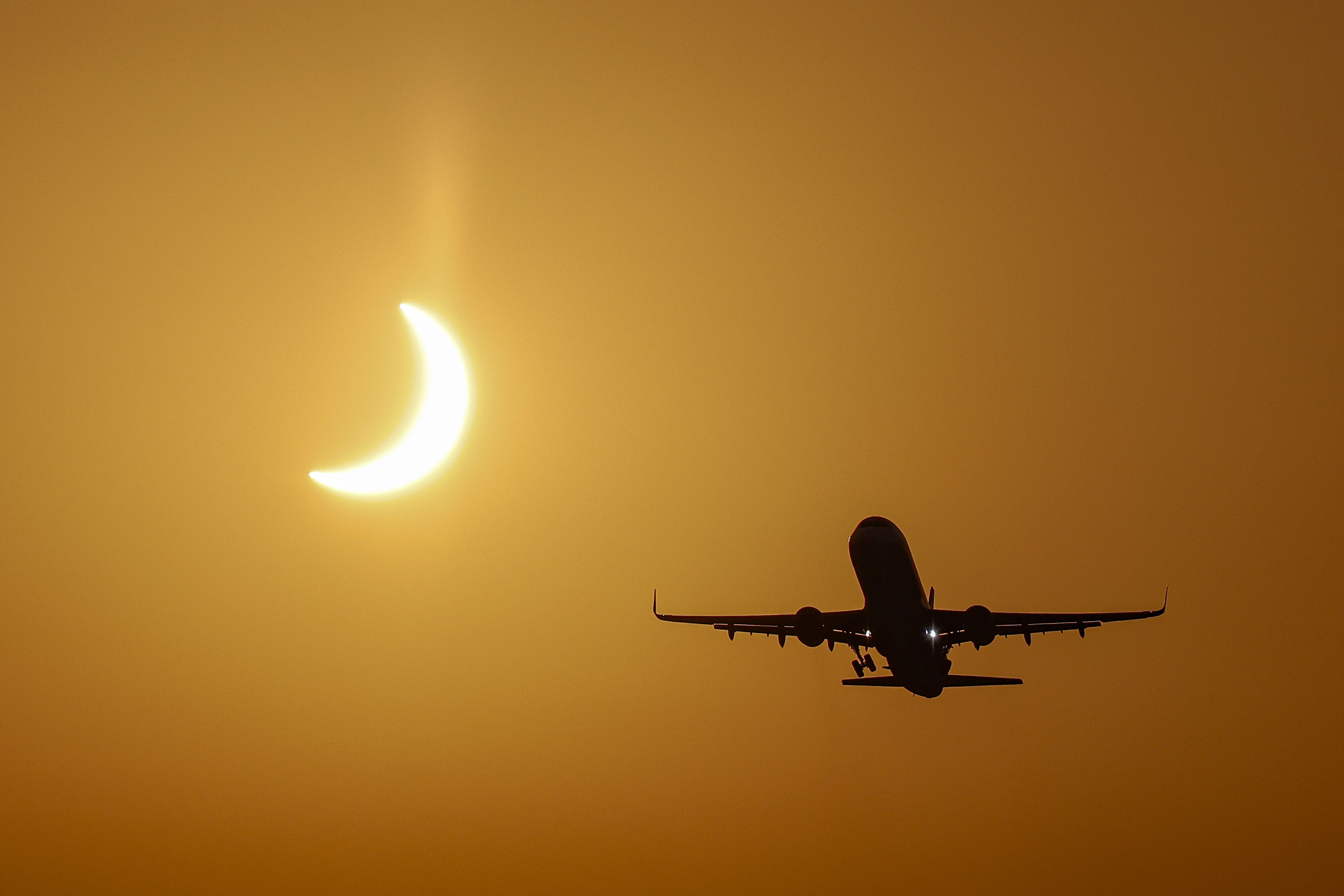 GRAFCVA5428. MANISES (VALENCIA), 12/08/2026.- Un avión despega del aeropuerto de Manises (Valencia), durante el eclipse solar. EFE/Manuel Bruque