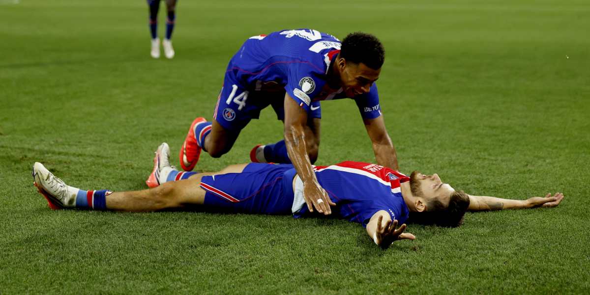 SALZBURG (Austria), 12/08/2026.- Khvicha Kvaratskhelia of Paris Saint Germain (down) celebrate with teammate Desire Doue after scoring the 1-0 lead during the UEFA Super Cup match Paris Saint-Germain against Aston Villa, in Salzburg, Austria, 12 August 2026. (Salzburgo) EFE/EPA/ANNA SZILAGYI