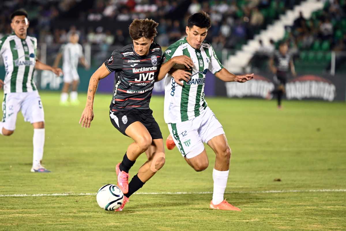 AMDEP899. ANTIGUA GUATEMALA (GUATEMALA), 13/08/2026.- Guillermo Carbonell (d) de Antigua GFC disputa el balón con Brian Farioli de Marathón este jueves, en un partido de la fase de grupos por la Copa Centroamericana de Concacaf, en el estadio Pensativo, en Antigua Guatemala (Guatemala). EFE/ Fernando Ruiz
