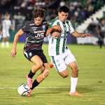 AMDEP899. ANTIGUA GUATEMALA (GUATEMALA), 13/08/2026.- Guillermo Carbonell (d) de Antigua GFC disputa el balón con Brian Farioli de Marathón este jueves, en un partido de la fase de grupos por la Copa Centroamericana de Concacaf, en el estadio Pensativo, en Antigua Guatemala (Guatemala). EFE/ Fernando Ruiz