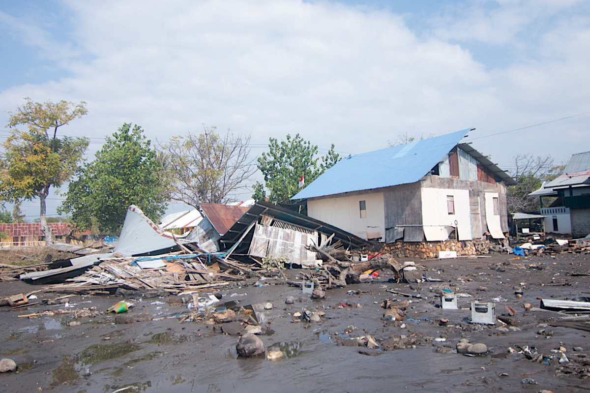 MBAY (Indonesia), 15/08/2026.- A house damaged by a tsunami following a magnitude 7.7 earthquake is seen in Mbay, Nagekeo, East Nusa Tenggara province, Indonesia, 15 August 2026. The magnitude 7.7 earthquake struck off the coast of East Nusa Tenggara province, leaving scores of people dead and triggering a minor tsunami. (Terremoto/sismo) EFE/EPA/IGNASIUS KUNDA