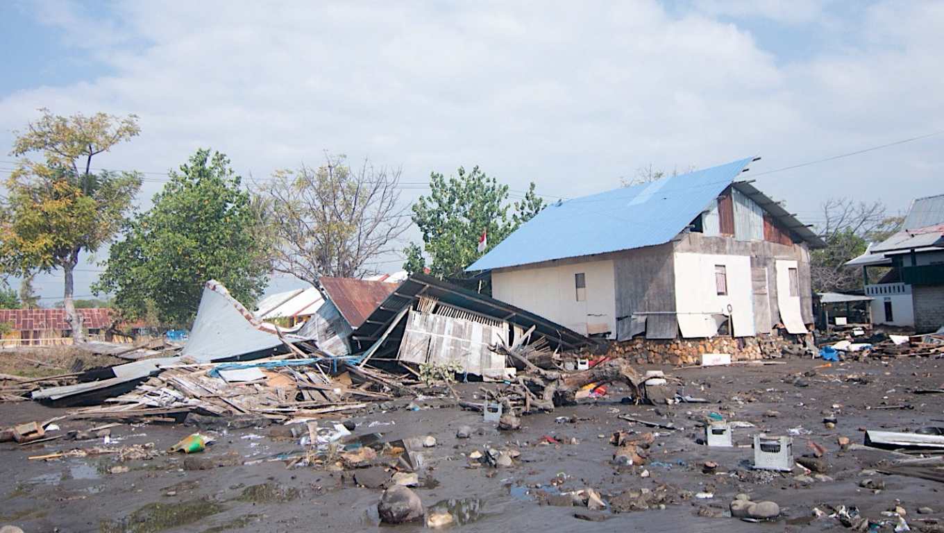 MBAY (Indonesia), 15/08/2026.- A house damaged by a tsunami following a magnitude 7.7 earthquake is seen in Mbay, Nagekeo, East Nusa Tenggara province, Indonesia, 15 August 2026. The magnitude 7.7 earthquake struck off the coast of East Nusa Tenggara province, leaving scores of people dead and triggering a minor tsunami. (Terremoto/sismo) EFE/EPA/IGNASIUS KUNDA