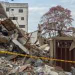 AME9467. CALI (COLOMBIA), 15/08/2026.- Fotografía que muestra una vivienda destruida este sábado en el barrio Cuarto de Legua, donde vivían las trillizas Saavedra. Dos de ellas murieron junto a sus padres tras el terremoto de magnitud 7,4 ocurrido el pasado lunes, en Cali (Colombia). EFE/Mario Baos