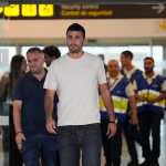 BARCELONA, 17/08/2026.- El centrocampista español Rodrigo Hernández 'Rodri' este lunes, a su llegada al aeropuerto de Barcelona, un día después de que el FC Barcelona alcanzara un principio de acuerdo con el Manchester City para el traspaso del jugador. EFE/Alejandro García