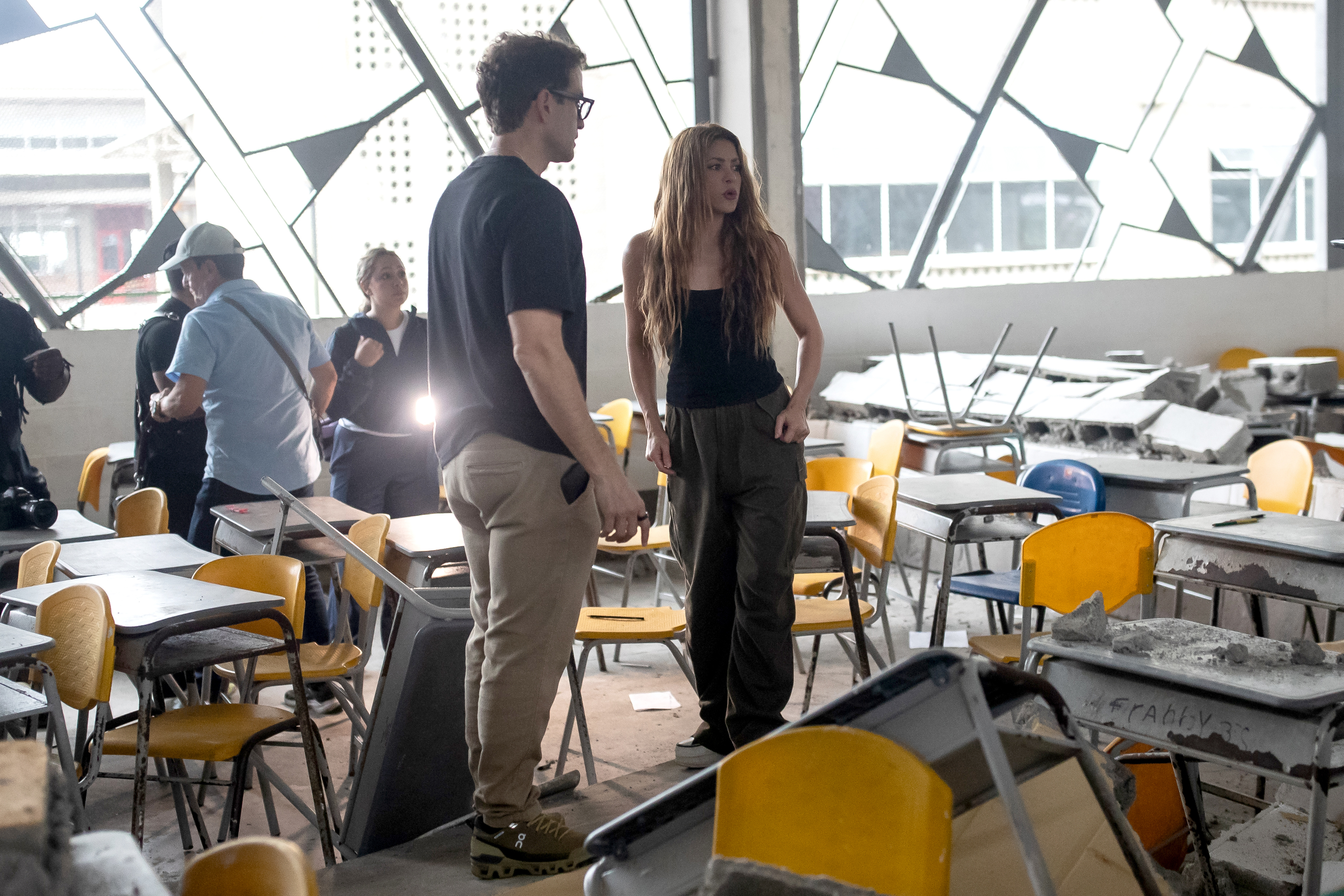 Shakira visita zonas afectadas por terremoto en Colombia y anuncia reconstrucción de universidad y 10 colegios del Chocó