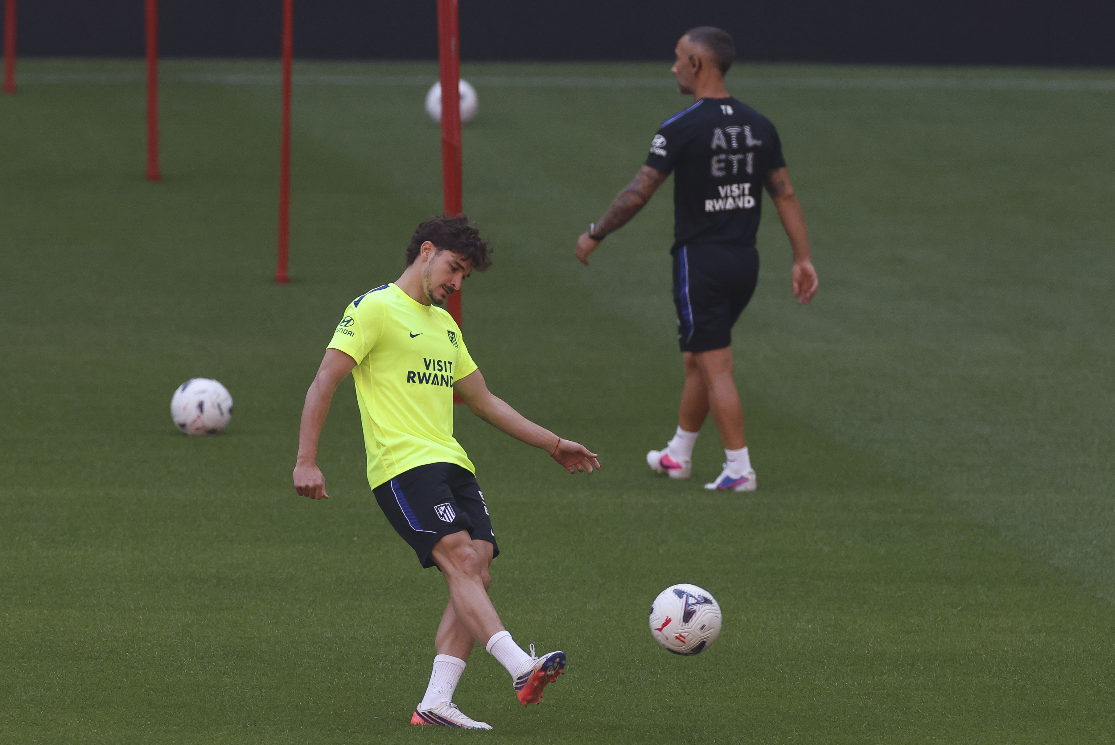 FOTODELDIA MADRID, 18/08/2026.- El argentino Julián Álvarez participa en el entrenamiento del Atlético de Madrid, en el estadio Riyadh Air Metropolitano, este martes. El Atlético de Madrid, después de un convulso verano por el asunto del argentino Julián Álvarez, ultima la preparación para su estreno en un nuevo curso liguero, este miércoles ante el recién ascendido Málaga, que pretende tener una buena presentación en su reestreno en Primera división. EFE/Mariscal