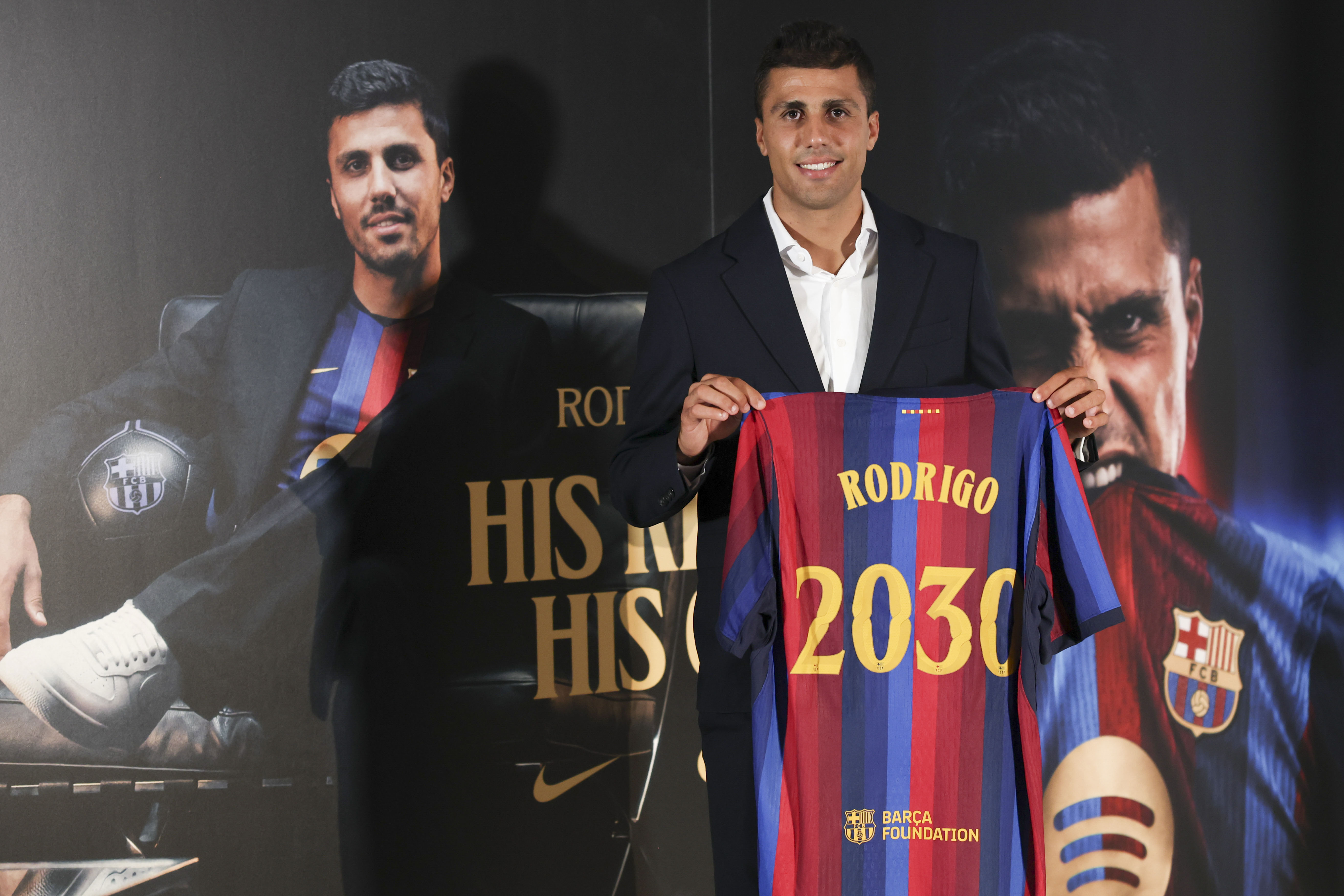 BARCELONA, 18/08/2026.- El centrocampista español Rodrigo Hernández 'Rodri' posa para los medios de comunicación como nuevo jugador azulgrana tras formalizar su fichaje con el FC Barcelona, este martes en Barcelona. 'Rodri', cuyo fichaje por el Barcelona hasta el 30 de junio de 2030 se ha hecho oficial este martes, ha asegurado que el equipo azulgrana "siempre fue su primera opción" cuando decidió dejar el Manchester City. EFE/ Quique García