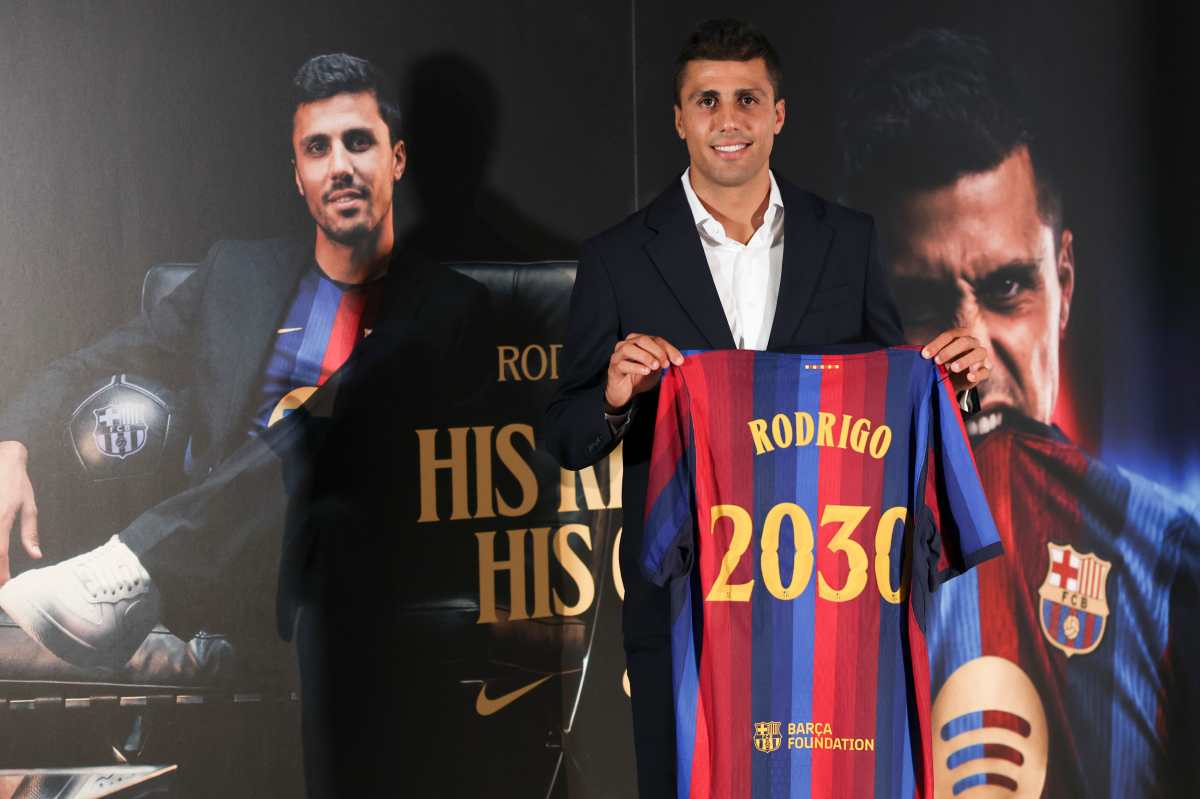 BARCELONA, 18/08/2026.- El centrocampista español Rodrigo Hernández 'Rodri' posa para los medios de comunicación como nuevo jugador azulgrana tras formalizar su fichaje con el FC Barcelona, este martes en Barcelona. 'Rodri', cuyo fichaje por el Barcelona hasta el 30 de junio de 2030 se ha hecho oficial este martes, ha asegurado que el equipo azulgrana "siempre fue su primera opción" cuando decidió dejar el Manchester City. EFE/ Quique García