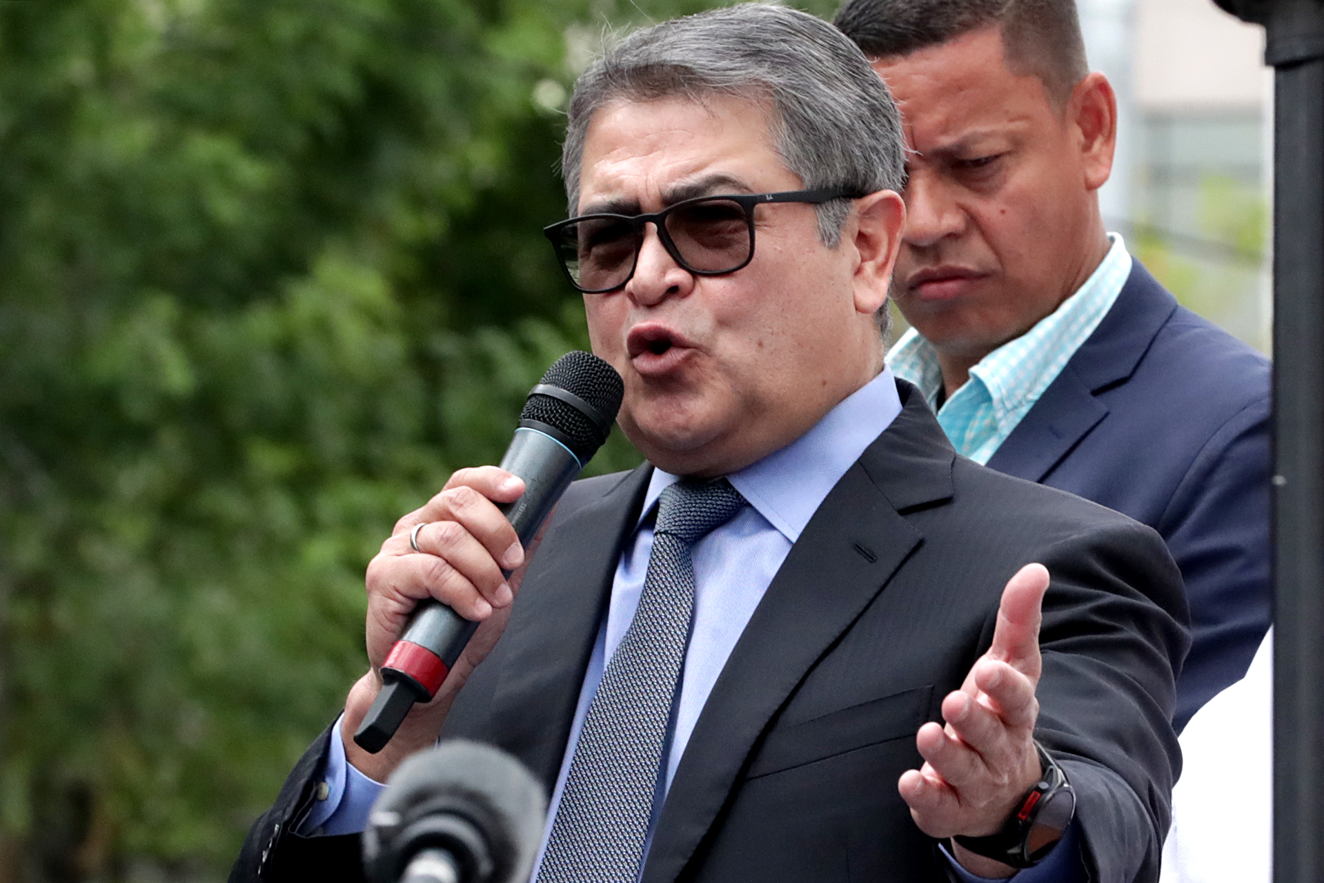 El expresidente de Honduras Juan Orlando Hernández (2014-2022) habla a simpatizantes y periodistas este martes, frente a la Corte Suprema de Justicia en Tegucigalpa. (Foto Prensa Libre: EFE/ Gustavo Amador).