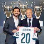 MADRID, 19/08/2026.- El centrocampista Bernardo Silva (i) posa con el presidente del Real Madrid, Florentino Pérez, durante la presentación del portugués como nuevo jugador del equipo blanco celebrada este miércoles en Madrid. EFE/Real Madrid/Antonio Villalba SÓLO USO EDITORIAL, PERMITIDO SU USO SÓLO EN RELACIÓN A LA INFORMACIÓN QUE APARECE EN EL PIE DE FOTO (CRÉDITO OBLIGATORIO)