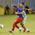 AMDEP1246. SAN SALVADOR (EL SALVADOR), 19/08/2026.- Edgar Medrano (i) de FAS disputa el balón con Rodrigo Saravia de Municipal este miércoles, en un partido por la fase de grupos de la Copa Centroamericana de Concacaf entre Club Deportivo FAS y Municipal en el estadio Cuscatlán en San Salvador (El Salvador). EFE/ Rodrigo Sura