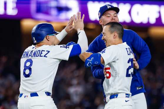 LOS ANGELES (United States), 22/08/2026.- Dodgers second baseman Tommy Edman (R, front) celebrates with his teammates after hitting a walk-off single at the bottom of the 10th inning of the MLB game between the Los Angeles Dodgers and the Pittsburgh Pirates in Los Angeles, California, USA, 21 August 2026. EFE/EPA/CHRIS TORRES