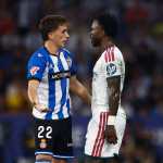 BARCELONA, 22/08/2026.- El centrocampista del Espanyol Álex Calatrava (i) conversa con Vinicius Junior, del Real Madrid, durante el partido de LaLiga de fútbol que RCD Espanyol y Real Madrid disputan este sábado en el RCDE Stadium, en Barcelona. EFE/Quique García