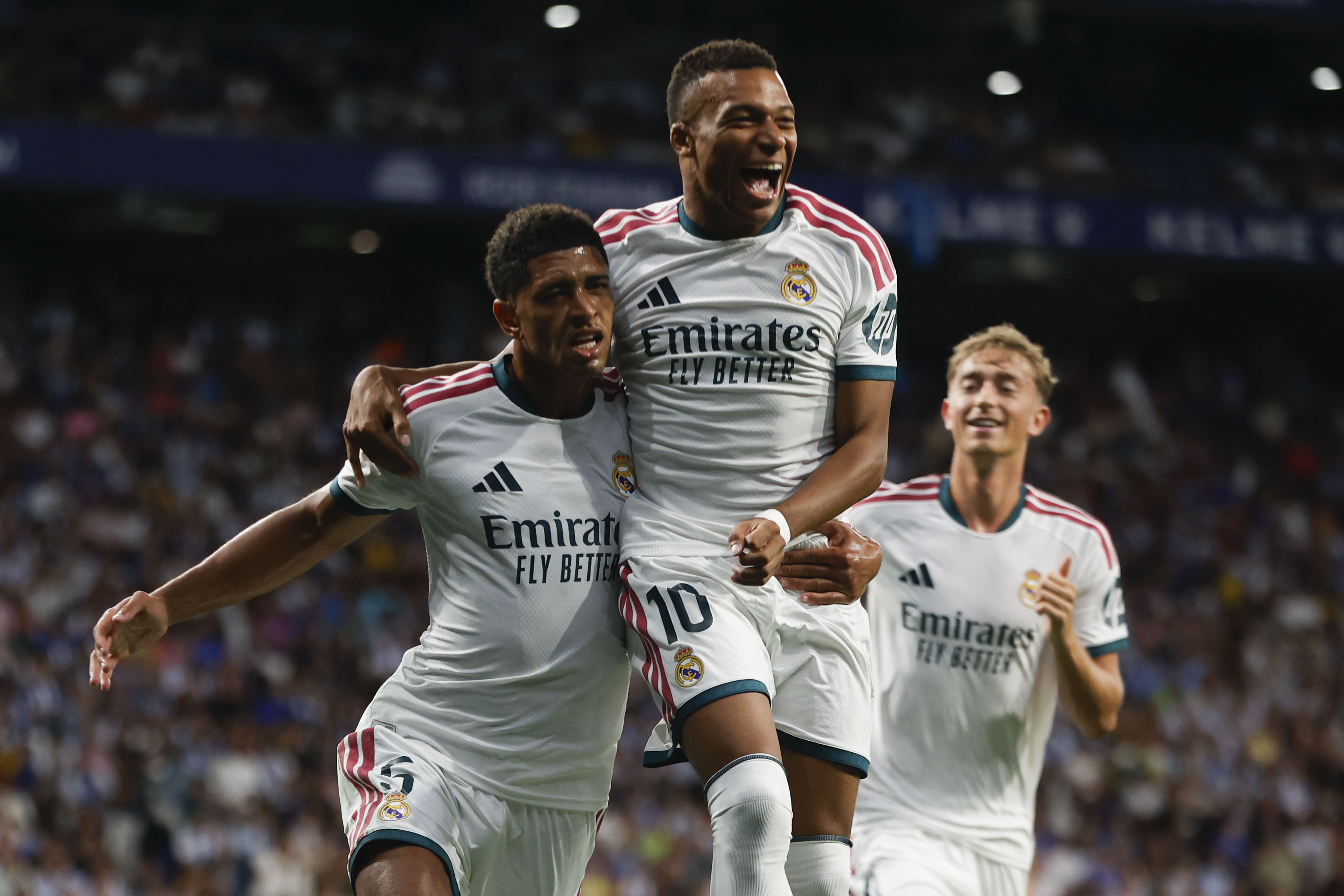 BARCELONA, 22/08/2026.- El centrocampista inglés del Real Madrid Jude Bellingham (i) celebra con su compañero Kylian Mbappé el primer gol de su equipo en el partido de LaLiga de fútbol que RCD Espanyol y Real Madrid disputan este sábado en el RCDE Stadium, en Barcelona. EFE/Quique García