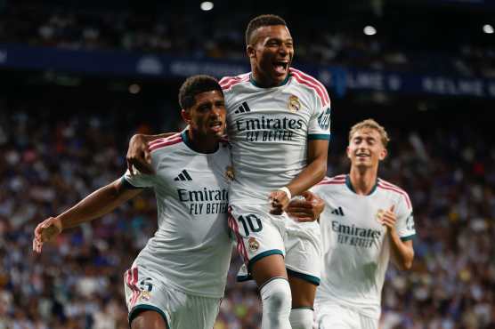 BARCELONA, 22/08/2026.- El centrocampista inglés del Real Madrid Jude Bellingham (i) celebra con su compañero Kylian Mbappé el primer gol de su equipo en el partido de LaLiga de fútbol que RCD Espanyol y Real Madrid disputan este sábado en el RCDE Stadium, en Barcelona. EFE/Quique García