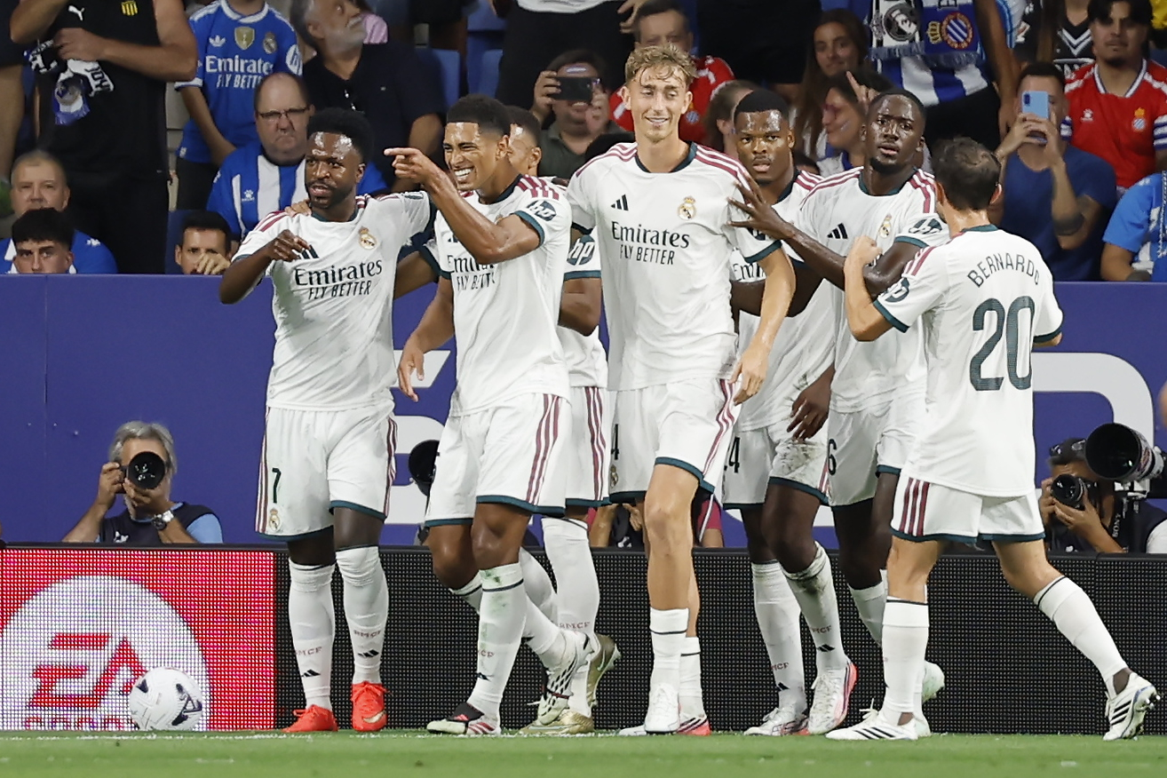 BARCELONA, 22/08/2026.- El centrocampista del Real Madrid Jude Bellingham (2-i) celebra con sus compañeros tras marcar ante el Espanyol, durante el partido de LaLiga de fútbol que RCD Espanyol y Real Madrid disputan este sábado en el RCDE Stadium, en Barcelona. EFE/Andreu Dalmau